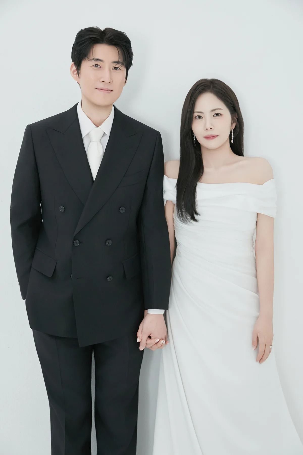 어두운 건축 공간에서 촬영한 웨딩 사진