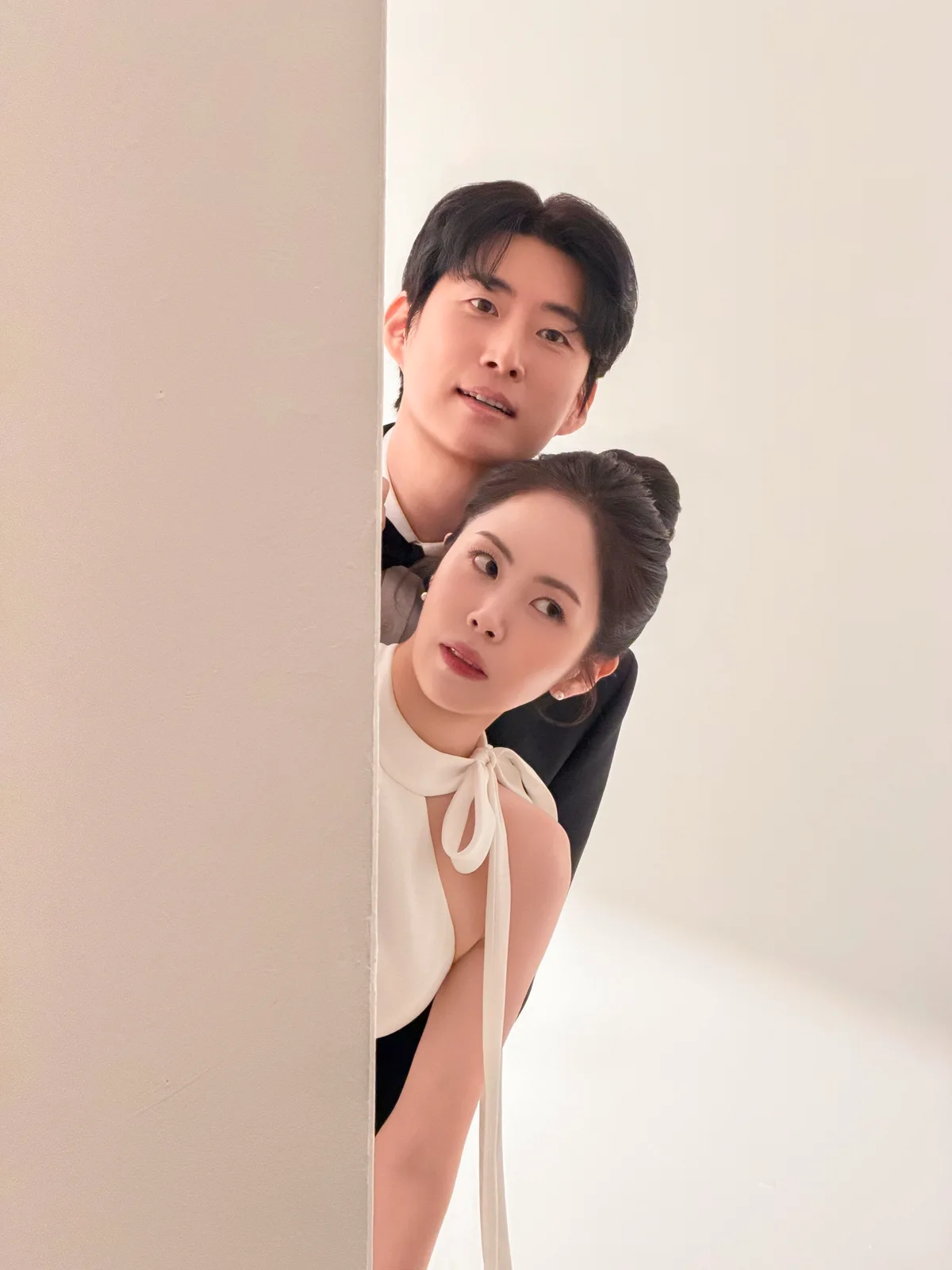손을 잡고 서 있는 신랑 신부