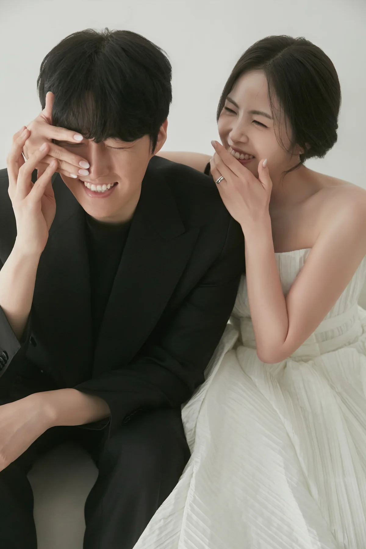 밝은 배경 앞 신랑과 부케